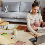 Mama karmiąca freelancerką