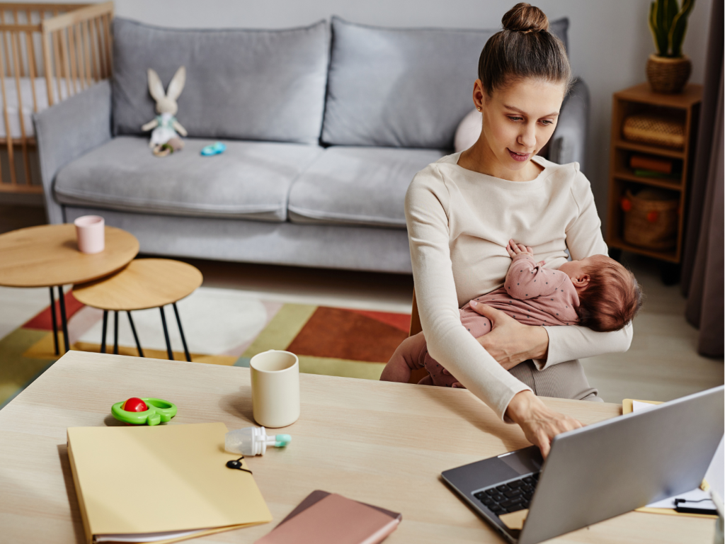 Mama karmiąca freelancerką